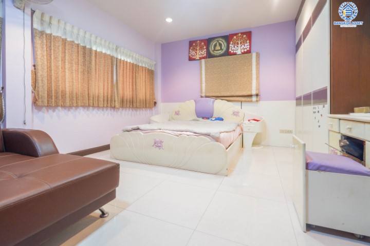 *****บ้านเดี่ยวมือสองย่านกรุงเทพฯ ม.อรุณทอง พุทธมณฑลสาย2 เนื้อที่กว้างขวางมากถึง 114 ตร.ว.  ฟังก์ชัน 6 ห้องนอน 4 ห้องน้ำ ที่จอดรถ 3 คัน บ้านสไตล์ Home Office บนทำเลแห่งการเดินทาง ใกล้รถไฟฟ้าสายสีน้ำเงิน "สถานีบางหว้า" และทางด่วน "ศรีรัช"